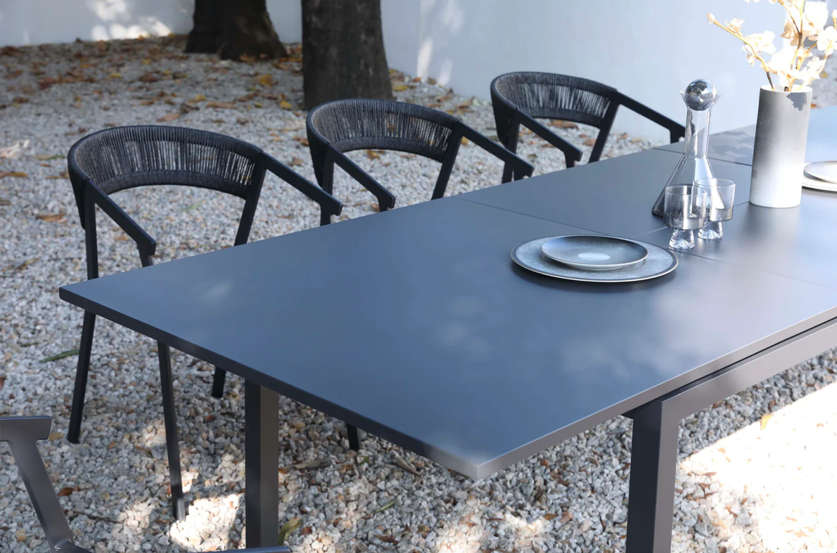 Extendable table in black aluminum - LOU