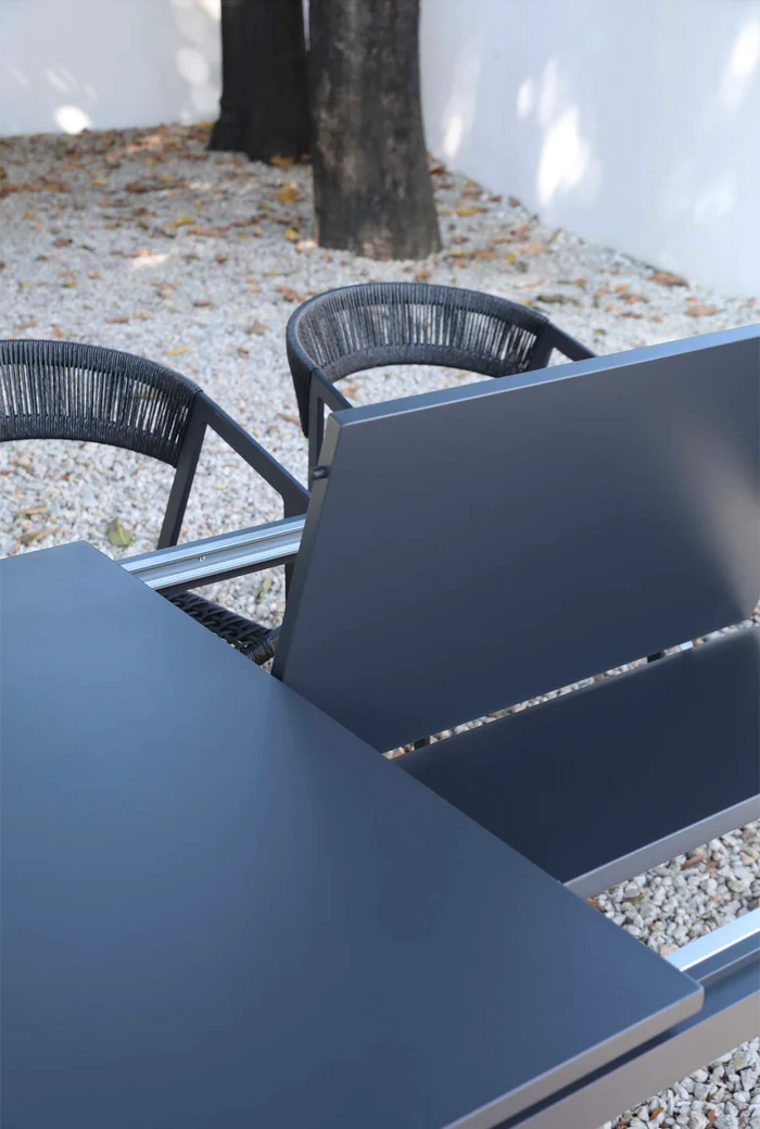 Extendable table in black aluminum - LOU