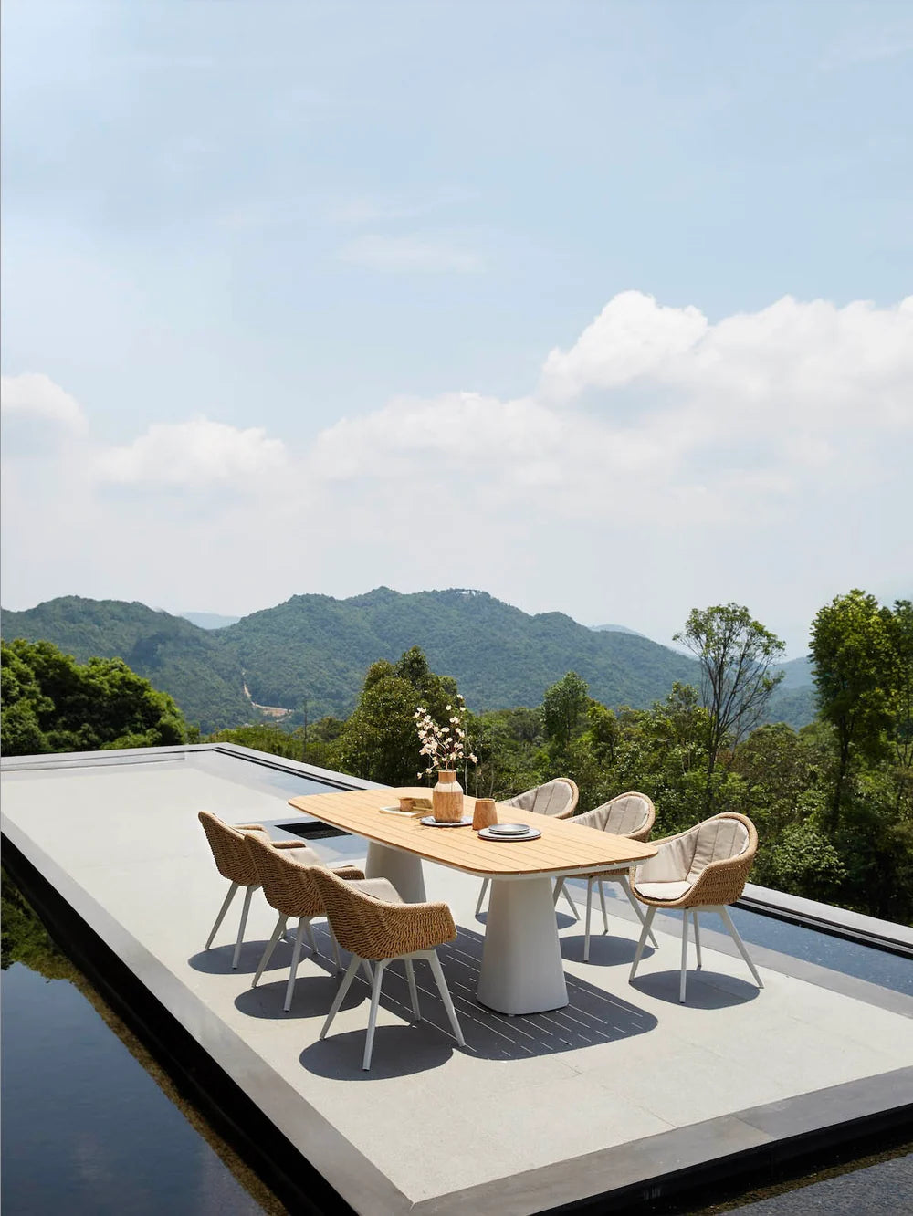 High-end aluminum garden dining table - with teak top - MILO