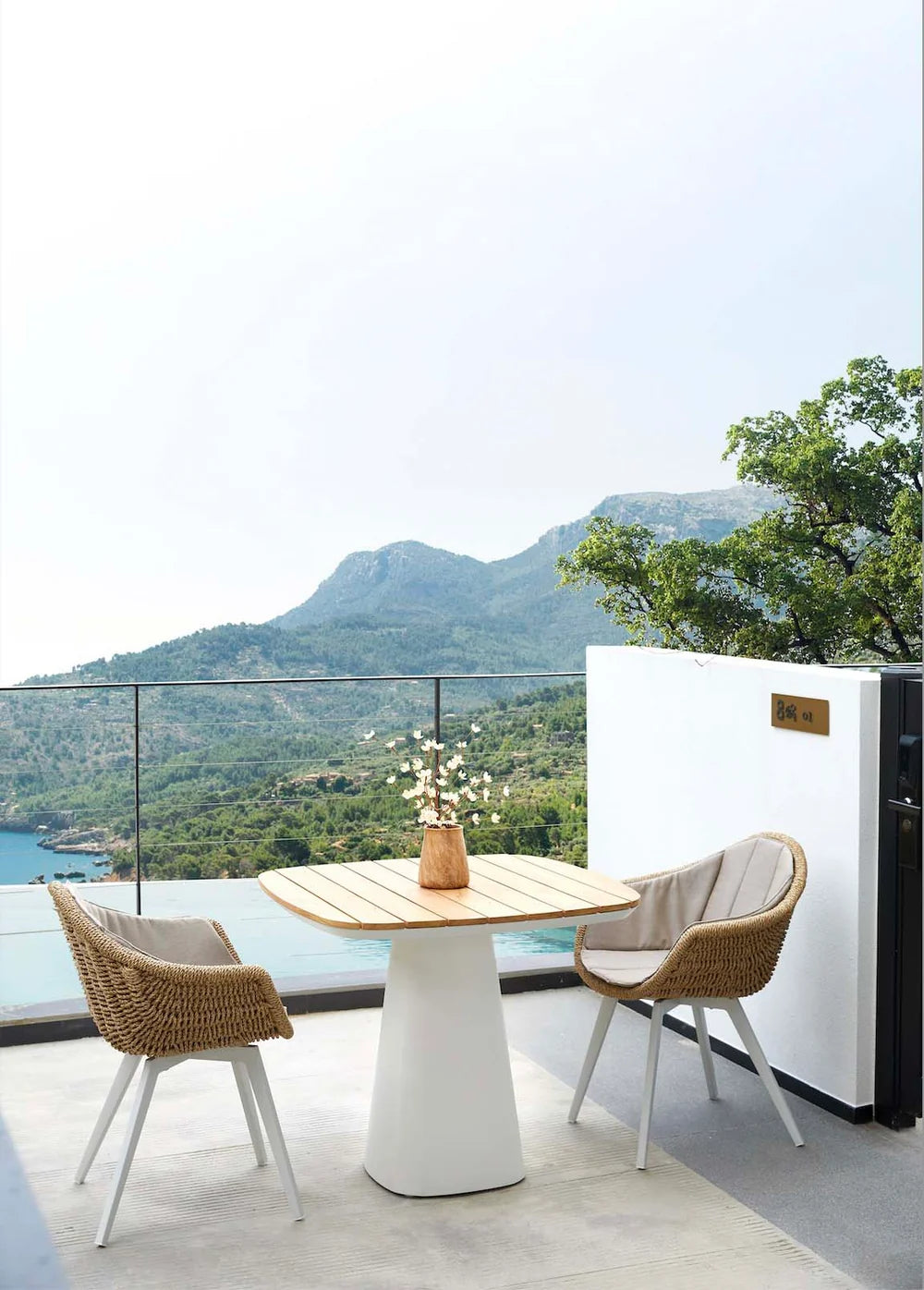 High-end square aluminum dining table - with teak top - MILO